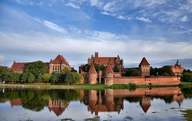 Cover Image for Top 10 Largest Royal Palaces in the World
