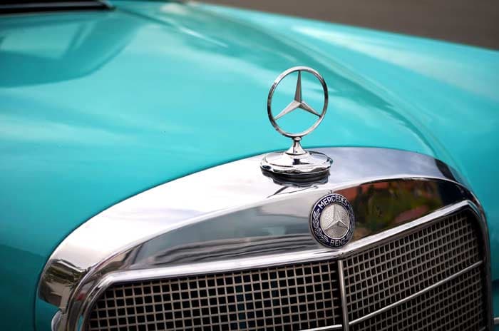 Cover Image for Top 10 car brands with a figure on the radiator